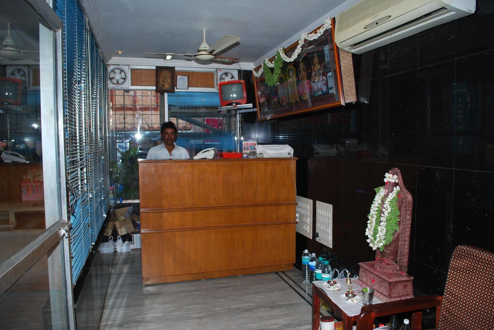 蒂鲁帕蒂 Sri Sai Residency酒店 外观 照片